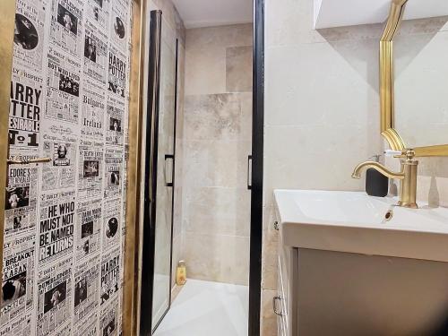 une salle de bain avec une douche, un lavabo et des toilettes dans l'établissement Le Monde Magique - Harry Potter - Hypercentre, à Grenoble