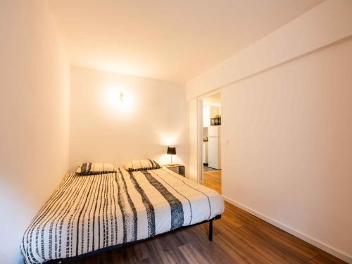 une chambre avec un lit avec deux oreillers dessus dans l'établissement Magnifique T2 Hypercentre Arles, à Arles