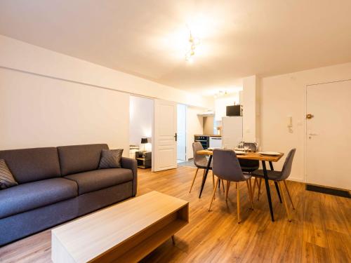 un salon avec un canapé et une table dans l'établissement Magnifique T2 Hypercentre Arles, à Arles