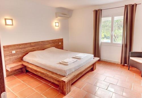 une chambre avec un lit et une fenêtre dans l'établissement VILLA Pauline, à Porto-Vecchio