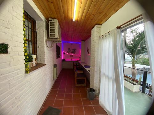 コルドバにあるHome Sweet Hospedaje Temporalのピンクの天井のある家の廊下