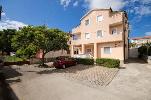 Apartments and Rooms Mladen