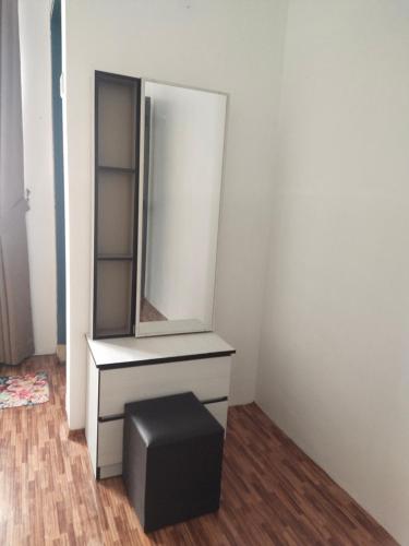 a dressing room with a mirror and a stool at IMPIAN Kasih in Cukai