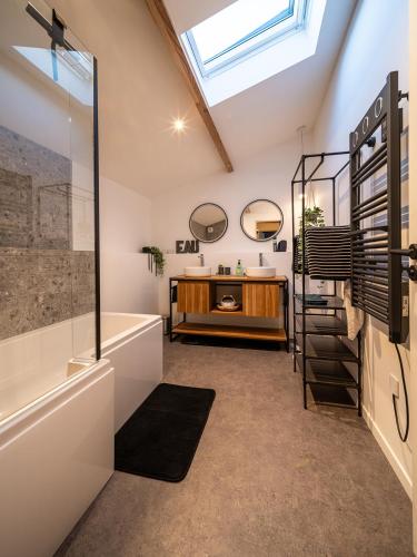 une salle de bain avec une douche, une baignoire et un lavabo dans l'établissement Oasis de verdure en Périgord - vue imprenable, à Lamonzie-Montastruc