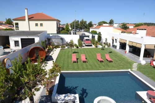 an overhead view of a backyard with a swimming pool at Torga42 in Ponte de Sor