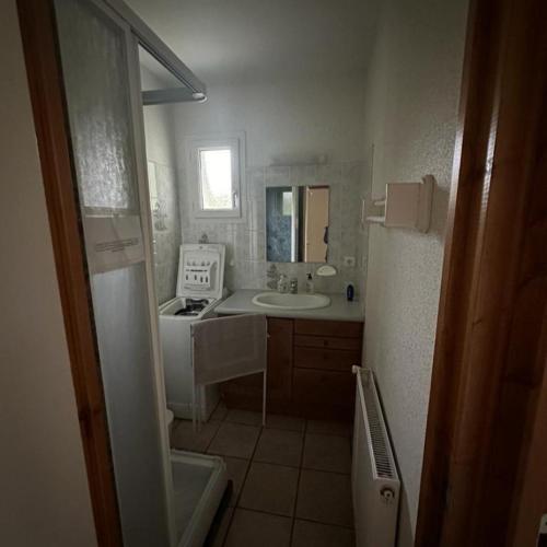 La salle de bains blanche est pourvue d'un évier et d'une cuisinière. dans l'établissement Les Gîtes du Bulhion, à Molles