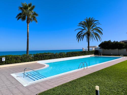The swimming pool at or close to Marenia, dúplex en primera línea de playa