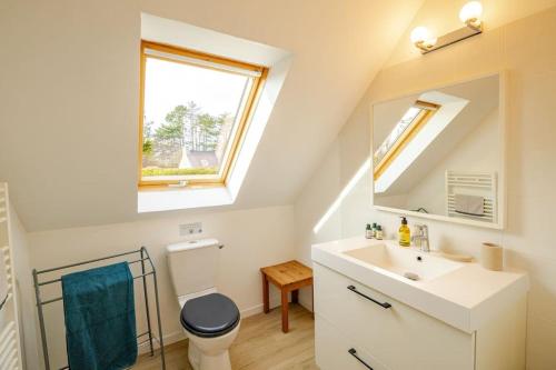 a bathroom with a sink and a mirror at Maison familiale 11 couchages, proche de La Palue in Crozon