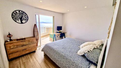 une chambre avec un lit et une vue sur l'océan dans l'établissement Atico de lujo vistas dos mares, à La Manga del Mar Meno
