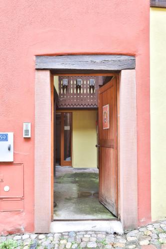 Η πρόσοψη ή η είσοδος του Gite "La Maison Jaune" à Kaysersberg avec garage
