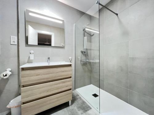 Un baño con lavabo y ducha en PUSHE Playa Granada Beach & Golf 8, en Motril