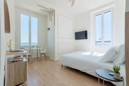 une chambre blanche avec un lit, une table et des chaises dans l'établissement 