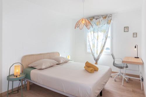 una camera da letto con un letto, una scrivania e una finestra di L'Eden - Quiet - Parking - WIFI - Beach a Antibes