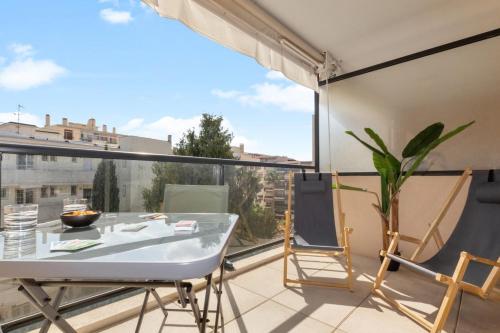 un balcone con tavolo e sedie e vista di L'Eden - Quiet - Parking - WIFI - Beach a Antibes
