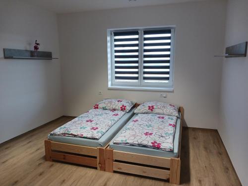 Ein Bett oder Betten in einem Zimmer der Unterkunft JK Apartmány