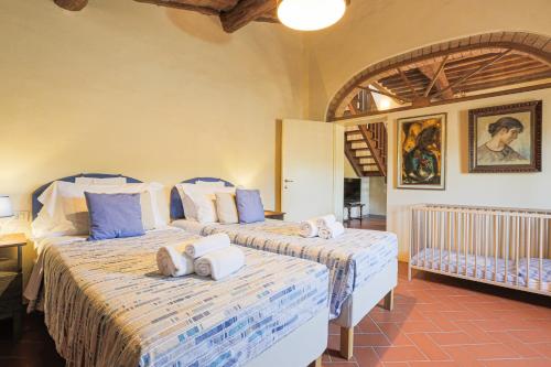 A bed or beds in a room at Casale La Fornace nel Chianti