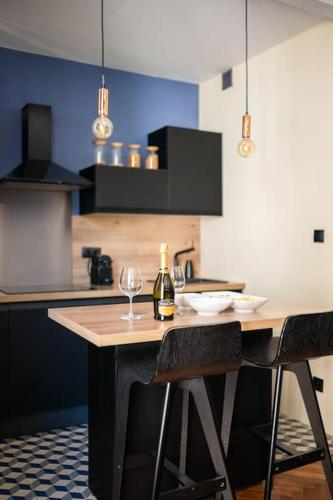 une cuisine avec une table avec une bouteille de vin dans l'établissement Raffinement en pleine ville, à Nice