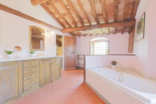 A bathroom at Casale La Fornace nel Chianti