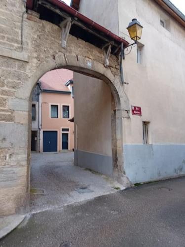 an archway in the side of a building at Appartement 2 pièces Le Louveteau in Arbois