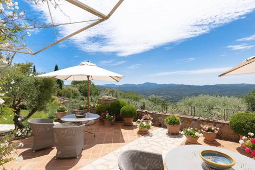 Villa with separate guesthouse with panoramic view