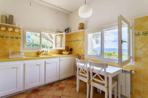 Dapur atau dapur kecil di Villa with separate guesthouse with panoramic view