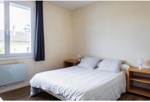 En eller flere senge i et værelse på Villa des Palmiers, Chambre 2, Lit double