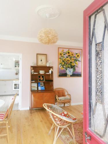 un salon avec une table et des chaises dans l'établissement Au Coin Fleuri, à La Bernerie-en-Retz