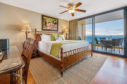 Un dormitorio con una cama y vista al mar. en Mahana 1107, en Kahana