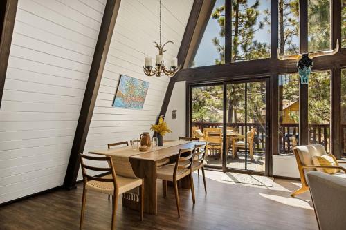 Ruang duduk di Larks Nest in Big Bear Lake