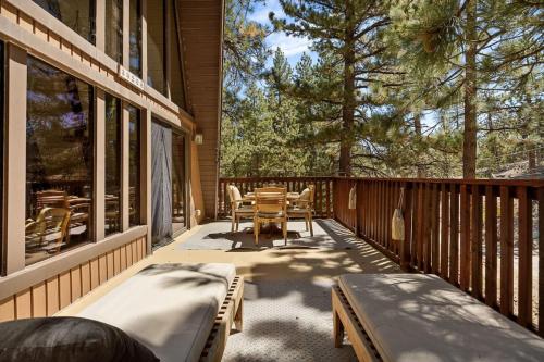 Balkoni atau teres di Larks Nest in Big Bear Lake