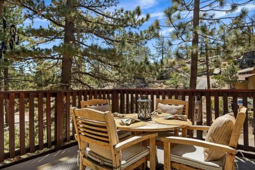 Balkoni atau teres di Larks Nest in Big Bear Lake