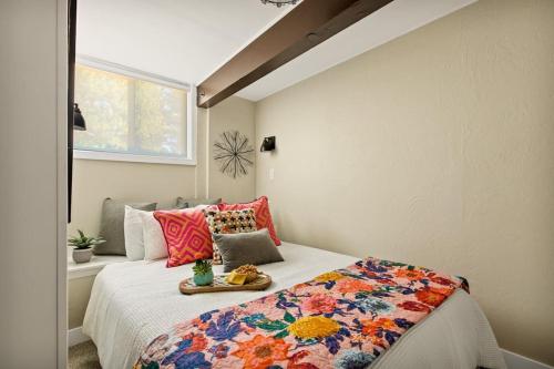 Katil atau katil-katil dalam bilik di Larks Nest in Big Bear Lake