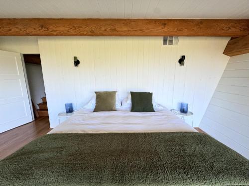 ein Schlafzimmer mit einem großen Bett mit zwei Kissen in der Unterkunft Architectural Marvel In Hollywood Hills Wviews in Los Angeles