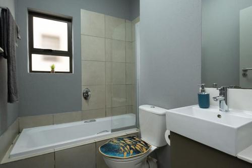 Et badeværelse på Explore this stylish apartment in Fourways, Sandton