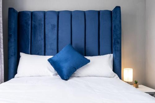 En eller flere senge i et værelse på Explore this stylish apartment in Fourways, Sandton