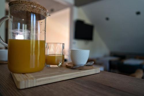 ヴルシャツにあるLa Roueのオレンジジュースとグラス1杯