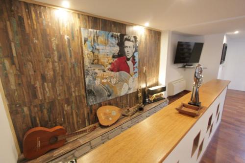 une chambre dotée d'un mur avec des guitares et un tableau dans l'établissement Ravissant loft dans le centre de Saint-Tropez, à Saint-Tropez
