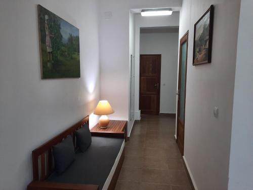 - un couloir avec une chambre dotée d'un lit et d'une lampe dans l'établissement Appartement Centre ville Antalaha, à Antalaha
