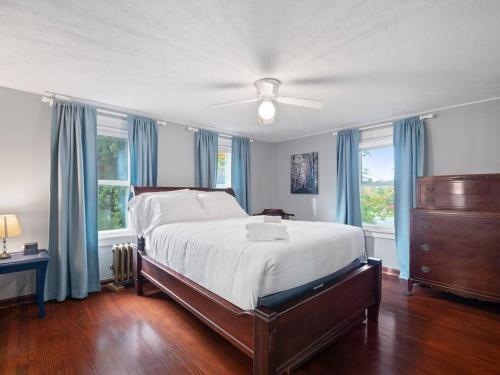 a bedroom with a bed and a ceiling fan at Willow Woods Retreat - Farmhouse - Patio & Nature in Kirtland