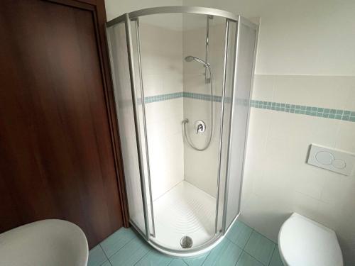 une cabine de douche dans une salle de bain avec toilettes dans l'établissement La Magnolia, à Alba