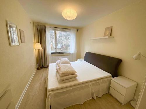Postel nebo postele na pokoji v ubytování Flatin erbjuder lägenheter i södra Stockholm