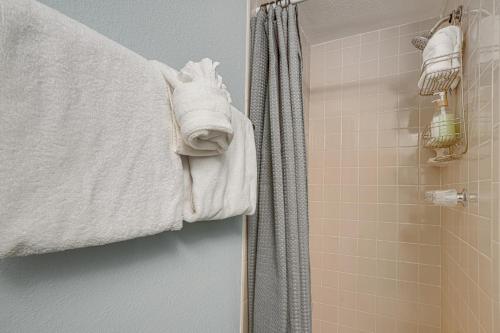 łazienka z białymi ręcznikami i prysznicem w obiekcie Walk to Ski Lift and Hot Tub Copper Mountain Condo w mieście Frisco