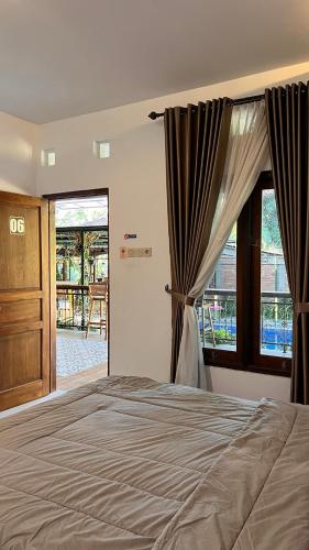 Una cama o camas en una habitación de Homestay Joglo Seruni Syariah