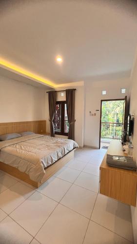 Una cama o camas en una habitación de Homestay Joglo Seruni Syariah