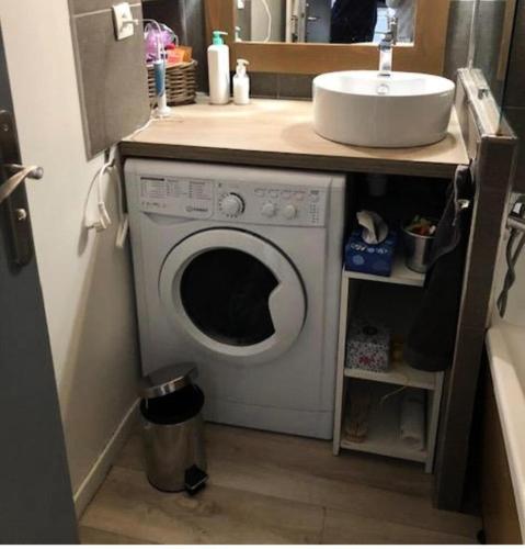 - un lave-linge dans la salle de bains sous un lavabo dans l'établissement Résidence L'Ours Blanc - maeva Home - Appartement 3 pièces 6 personnes - Exclusive - super Home MAE-5741, à Huez
