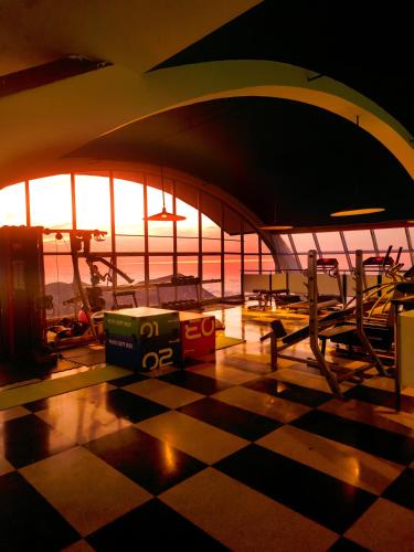 a room with a checkered floor with tables and chairs at Hotel Humboldt in Los Mecedores