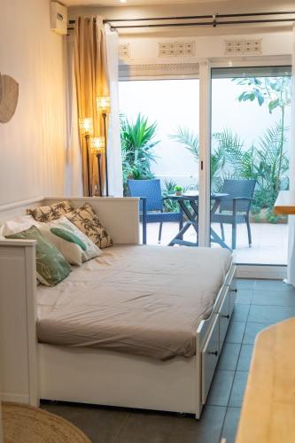 une chambre avec un lit et un balcon dans l'établissement Cosy studio bord de mer, à Canet