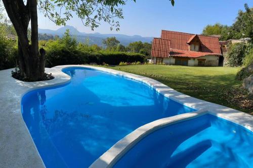 Kolam renang di atau dekat dengan Chalet para 10 personas, alberca y jacuzzi