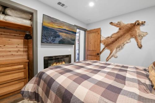 Postel nebo postele na pokoji v ubytování The Lazy Bear - Indulge in breathtaking views of the expansive lake from this charming cabin.