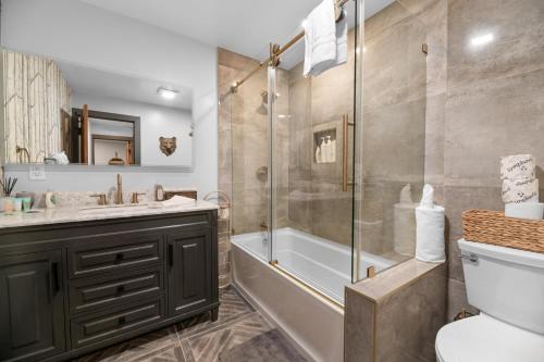 Koupelna v ubytování The Lazy Bear - Indulge in breathtaking views of the expansive lake from this charming cabin.